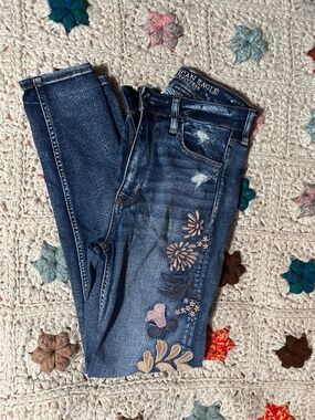 Super cute & stretchy American Eagle floral embroidery jeans, Super Hi Rise